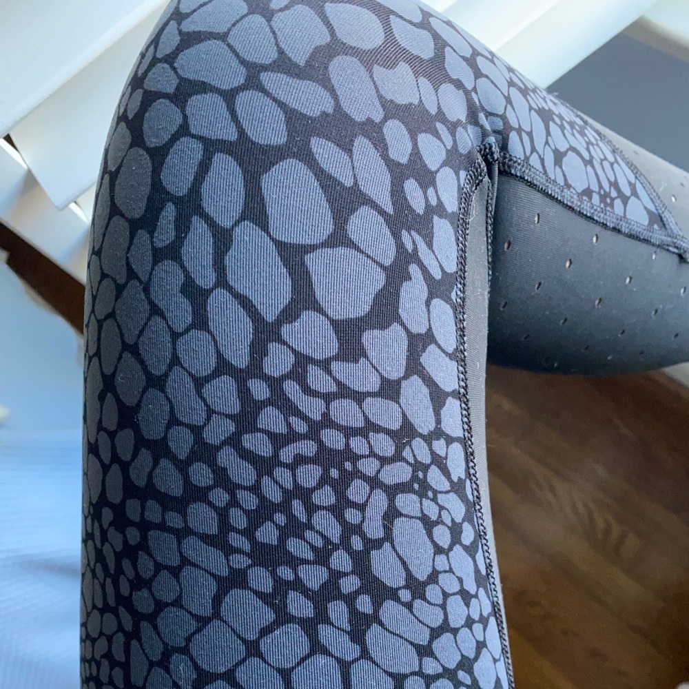 Athleta Patterned Capri Leggings - image 4